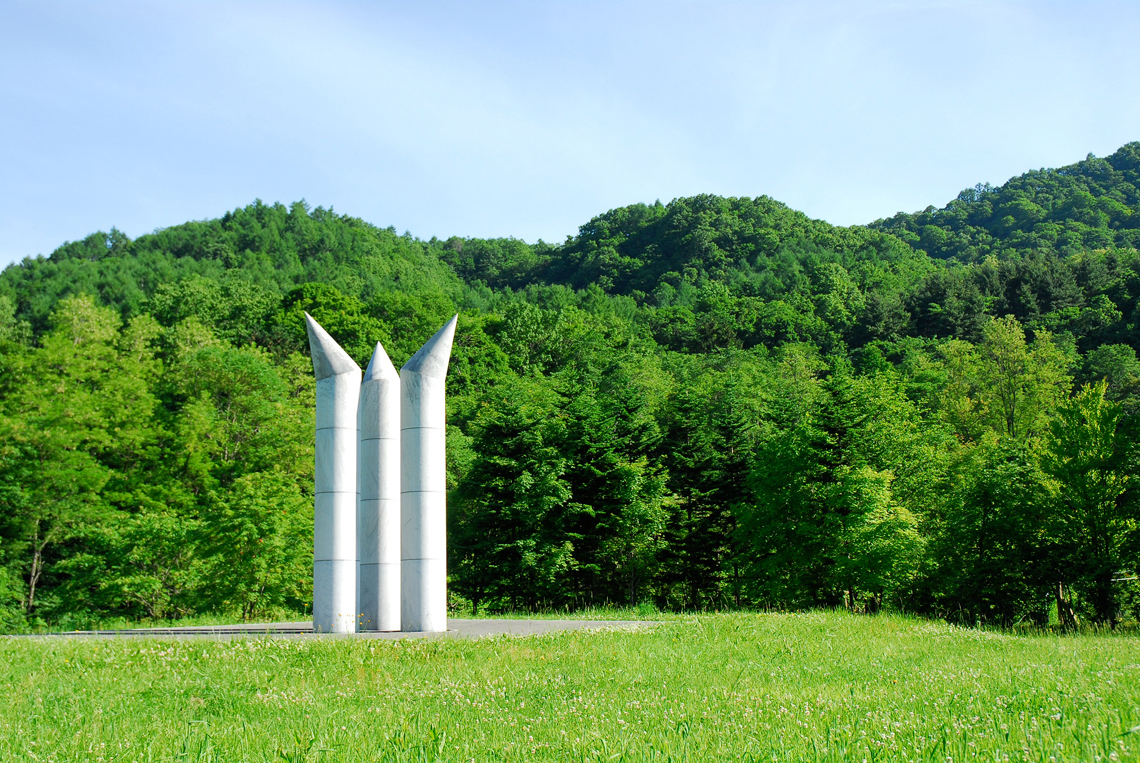 「炭山の碑」