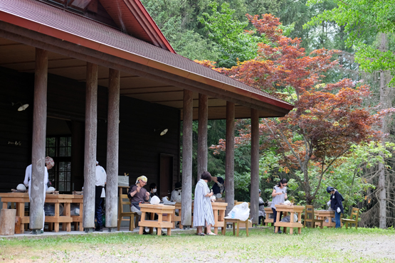 「こころを彫る授業」ー 外で彫る様子