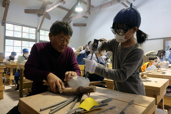 安田侃の「こころを彫る授業」